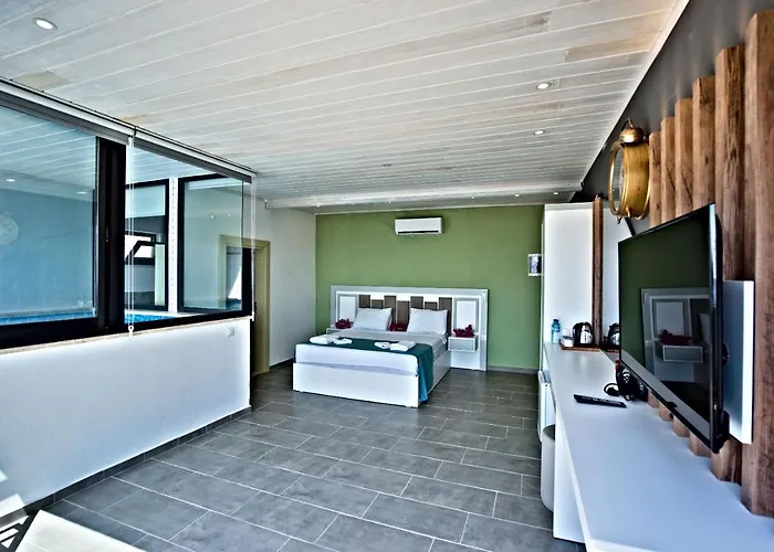 Stonehillkas Hotell 3*